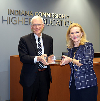 Ken Sauer receives Sirotkin Award, pictured with Teresa Lubbers